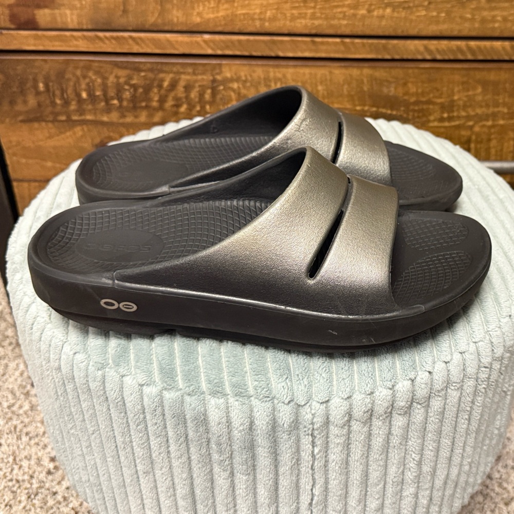 OOFOS Women's Sandals slides- Black and Gray/silver